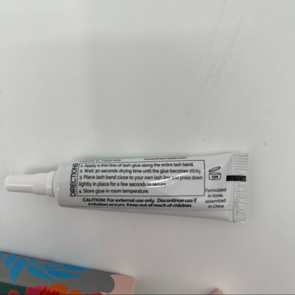 WINSOME LASH Whimsical Baldwin Floral Motifs Eyelash Set of 3 Lashes & Glue NWT - Picture 7 of 8